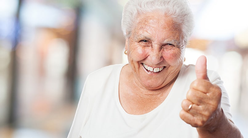 La salud bucodental es un aspecto importante en todas las etapas de nuestra vida, pero cuando vamos envejeciendo debemos ir prestando más atención aun al estado de nuestras piezas dentales y encías para garantizar una correcta salud bucodental. Es necesario hacer revisiones semestrales o trimestrales para poder detectar a tiempo posibles problemas y de este modo evitar enfermedades periodontales antes incluso de que estas se produzcan. ¿En qué debo prestar más atención como persona mayor en mi salud bucodental? Como hemos mencionado anteriormente en el caso de los adultos mayores es posible que sufran de diferentes alteraciones referidas a la salud bucal. Aunque el cepillado, enjuague y la utilización del hilo dental se realice a diario como se recomienda pueden aparecer problemas. Estas situaciones pueden deberse a diferentes factores, como el uso de prótesis dentales, el paso del tiempo y el tomar medicamentos pueden afectar en nuestra salud bucodental. A nivel de piezas dentales, es más probable en personas de la tercera edad que aparezcan caries y se deterioren las superficies radiculares. Siempre recomendamos el uso regular y diario del cepillo de dientes con una pasta con flúor, utilizar el hilo dental o los cepillos interdentales, así como la visita regular al odontólogo. Otro de los problemas que pueden ir apareciendo con el paso del tiempo es la sensibilidad. Esto es causado a la retracción de las encías y que se expongan zonas del diente que no están protegidas por el esmalte dental. Esto causará dolor y molestias a la hora de masticar alimentos o tomar bebidas tanto frías como calientes. En este caso recomendamos el uso de pastas de dientes especiales para dientes sensibles. Si ve que con el paso del tiempo las molestias se agravan es muy recomendable la visita al odontólogo cuanto antes para evitar problemas mayores. Cuando nos hacemos mayores es posible que el médico nos indique la toma de algún medicamento que a priori no debe afectar nuestra salud bucodental, pero puede derivar en sequedad en la boca. Consultando a un dentista en Valencia podrá tener diferentes remedios para recuperar la humedad en la boca. En personas que sufran enfermedades como diabetes o afecciones cardiacas pueden afectar a la salud bucal. En las visitas regulares al dentista que le recomendamos hacer cada 3 o 6 meses, coméntale cualquier problema de salud que pudieras estar sufriendo para que pueda darte recomendaciones para mejorar y cuidar de tu salud bucodental. La prevención en todas las edades es la mejor aliada de la salud bucodental Si llevas una higiene bucodental correcta durante todas las etapas de tu vida, visitas con regularidad al dentista no hay de que preocuparse ya que a cualquier persona sin importar la edad le pueden aparecer cualquiera de los problemas que hemos descrito. Recuerda visitar con regularidad al dentista para que verifique el buen estado de tu salud bucal y que nunca se te borre la sonrisa. Para cualquier duda o consulta tienes a disposición nuestros profesionales, puedes acceder a nuestra sección de contacto para comentarnos cualquier situación que te preocupe relacionada con tu salud bucodental.